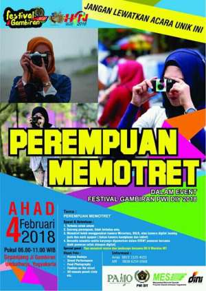 Perempuan Memotret