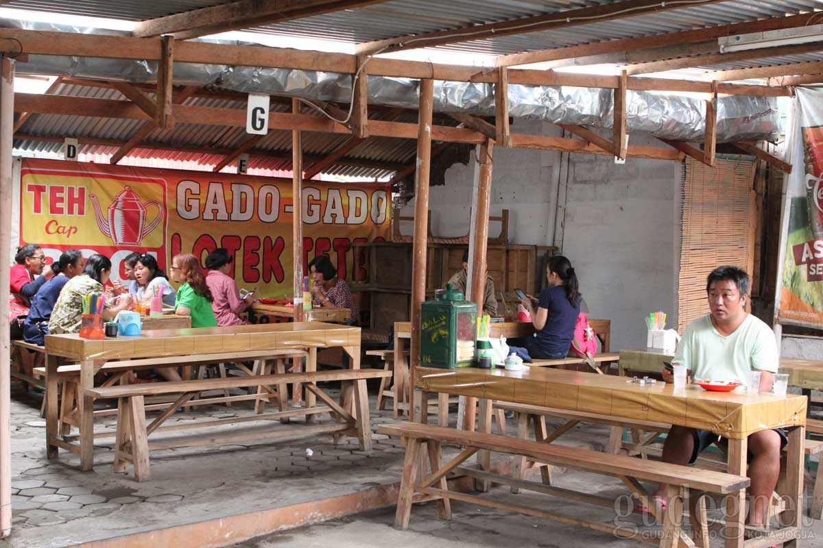 Lotek dan Gado-gado Teteg