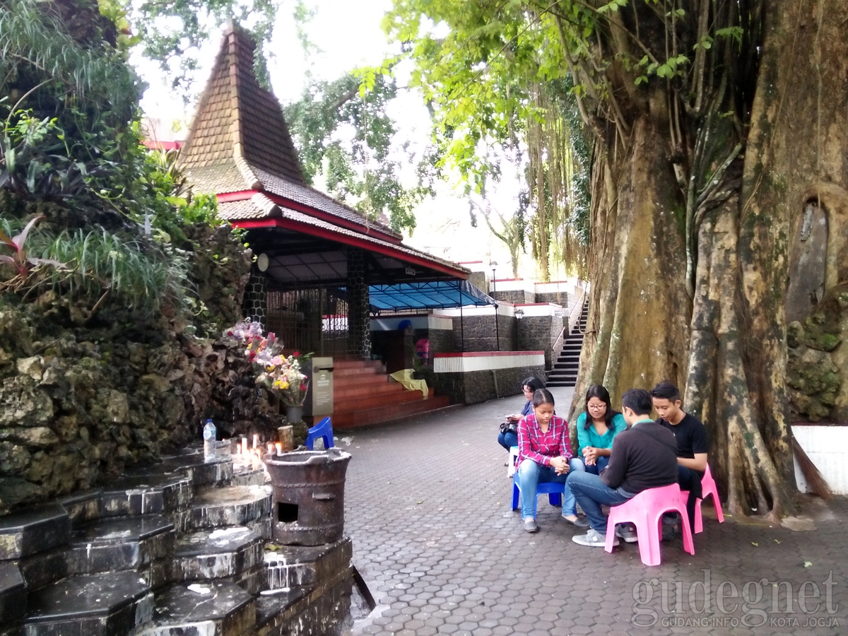 Goa Maria Lourdes Sendangsono Yogyakarta
