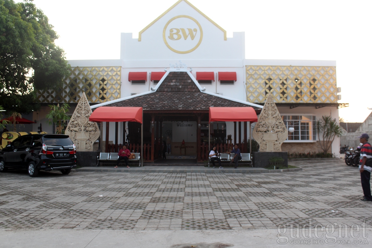 Pusat Oleh-oleh Batik dan Bakpia Wong Jogja (BW)