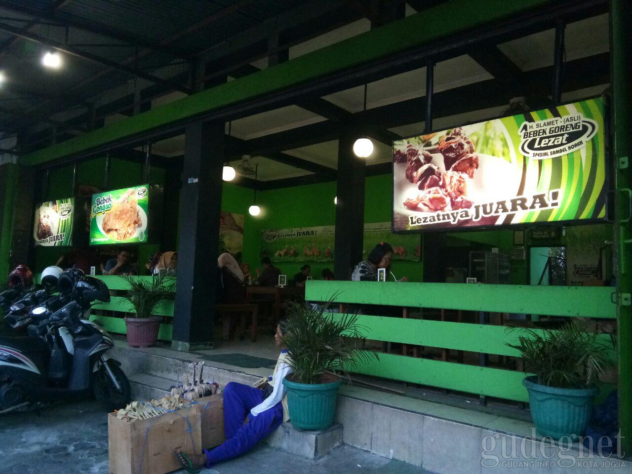 Bebek Goreng H Slamet Gejayan