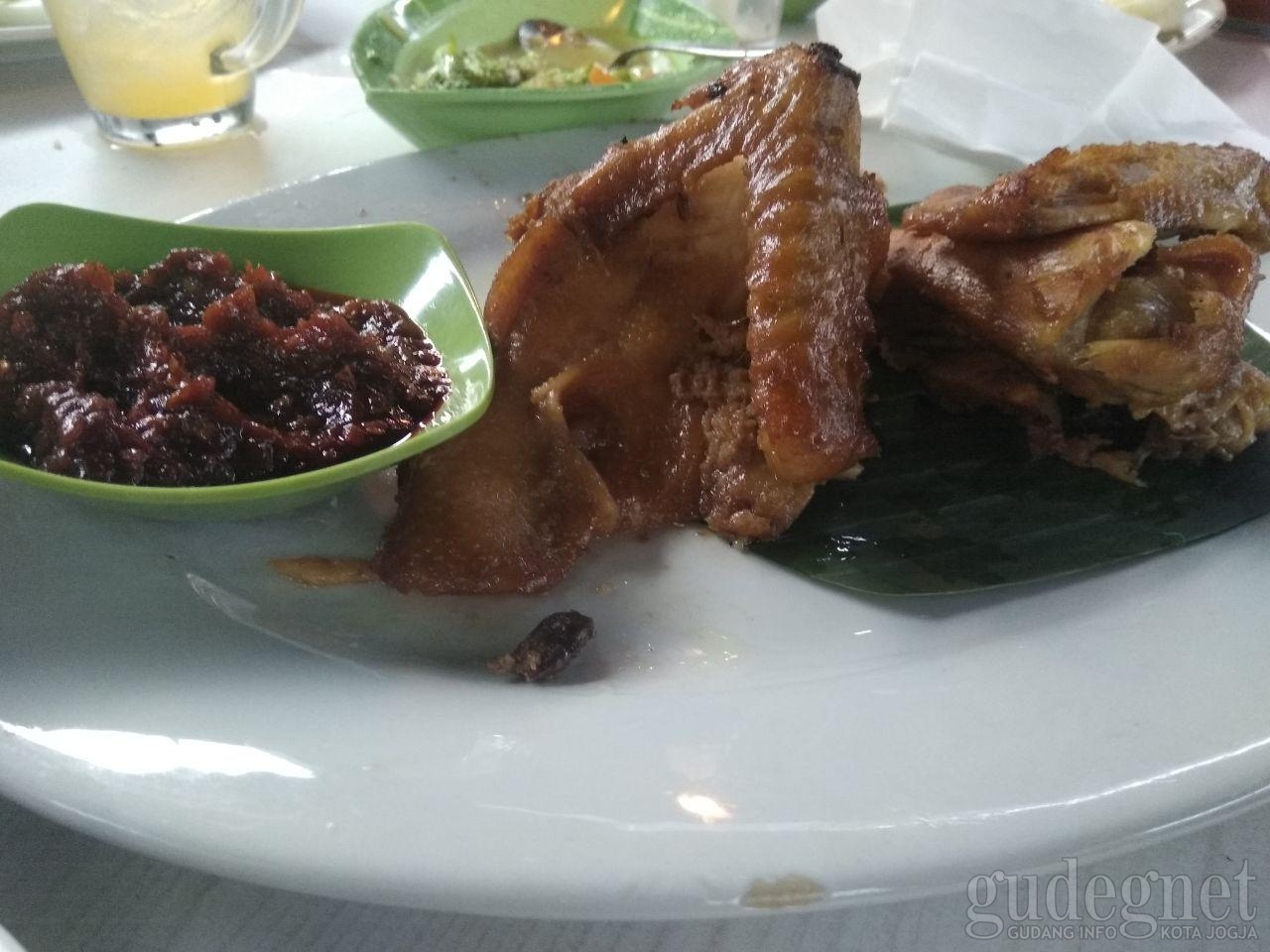 Warung Ayam Goreng Bu Tini Lowanu