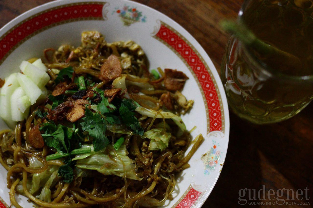 Warung Bakmi dan Teh Sere Pak Gembel