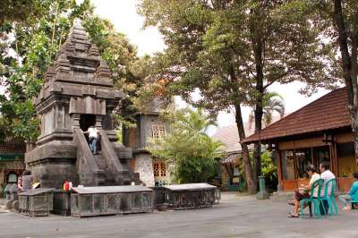 Gereja Hati Kudus Yesus dan Candi Ganjuran Jogja 