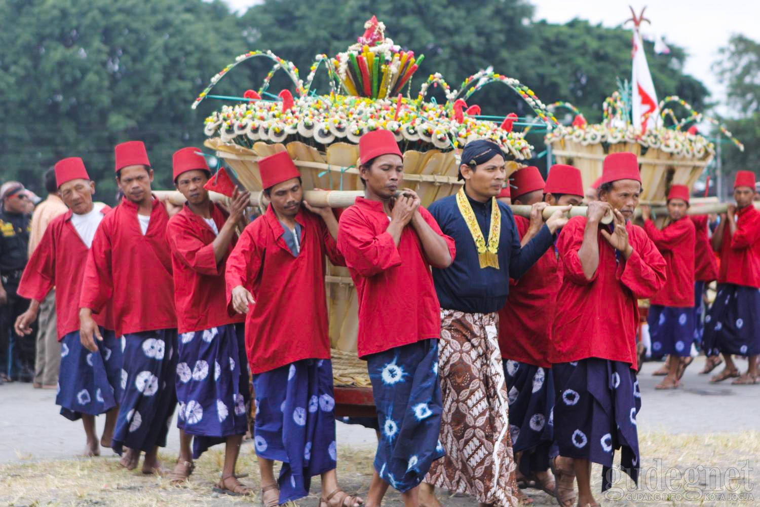 Abdi dalem membawa gunungan