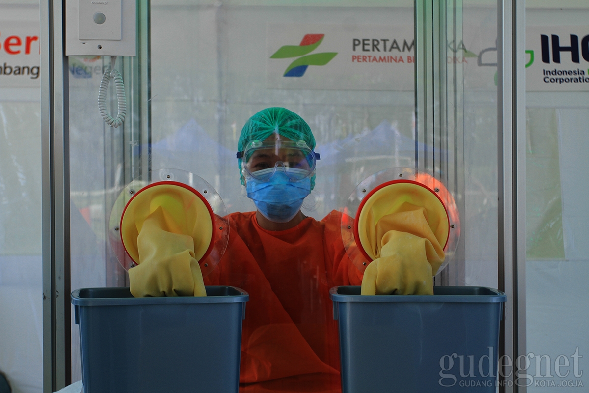 Tim Medis di Bilik Swab