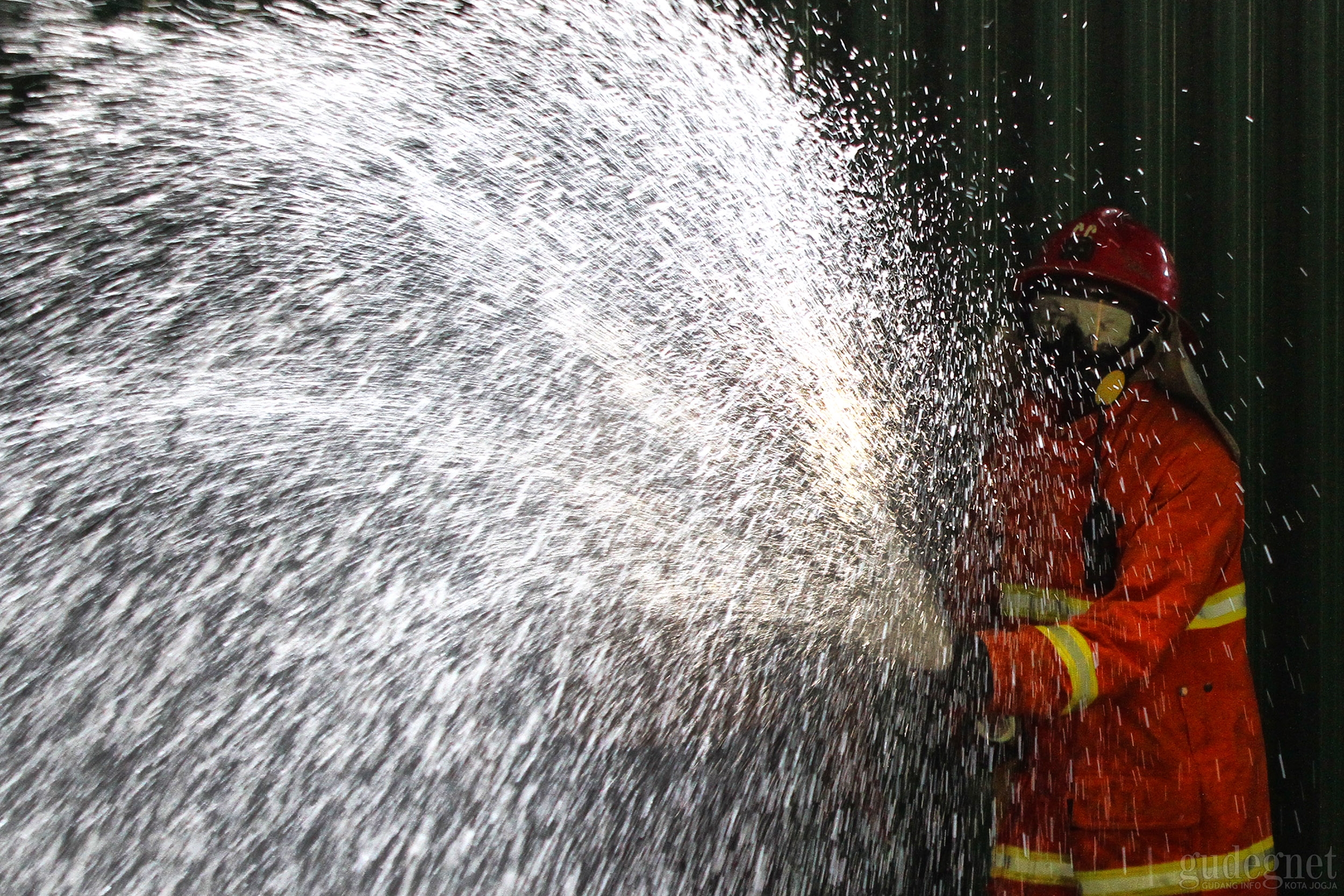 Petugas Penyemprotan Disinfektan