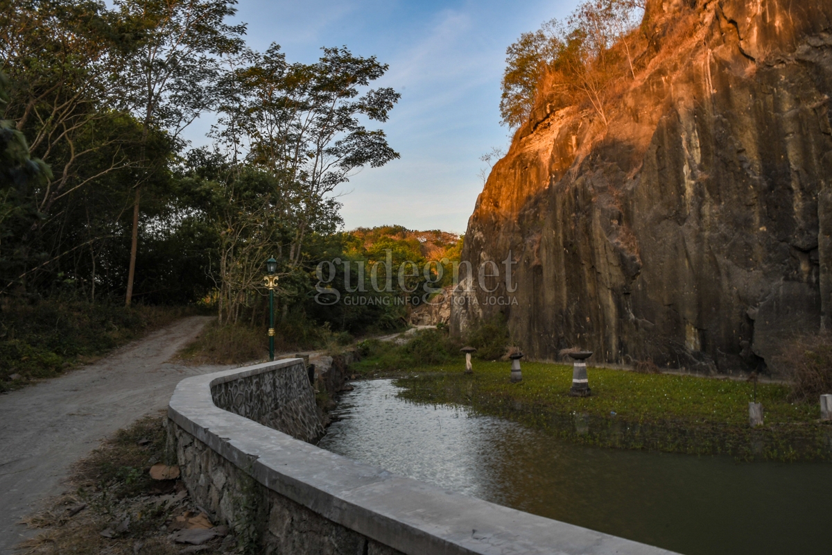 Tebing Banyunibo saat senja 