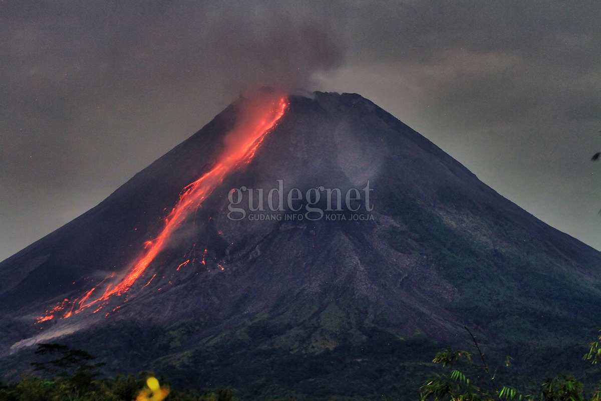 Gunung Merapi di Malam Hari