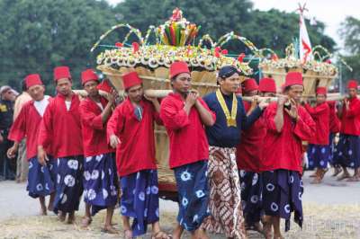 Abdi dalem membawa gunungan