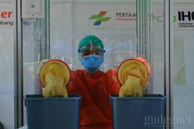 Tim Medis di Bilik Swab