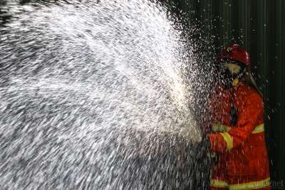 Petugas Penyemprotan Disinfektan