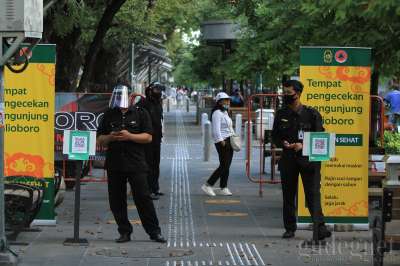 Petugas Jogoboro di Pedestrian Malioboro