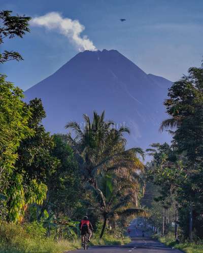 Pesepeda Berlatar Merapi