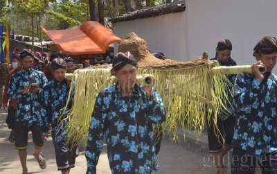 Gunungan genteng dan lempung