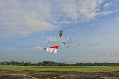 Penerjun Membawa Bendera Merah Putih