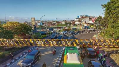 Kesibukan lalu lintas pagi hari di kawasan Kotabaru, Yogyakarta, Senin (8/8/2022)