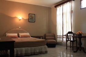 Kamar yang bersih, nyaman dan rapi di Hotel Mataram