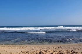 Air laut yang bersih dan jernih di Pantai Sepanjang Yogyakarta