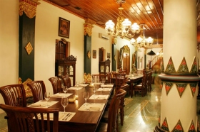 Suasana yang nyaman dan hangat di Sekar Kedhaton restaurant