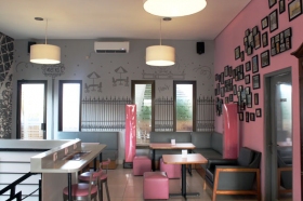 Suasana cafe yang membuat Anda serasa di Paris