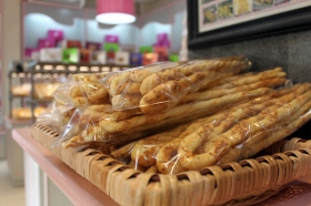 Semua kue dikerjakan chef asli Perancis