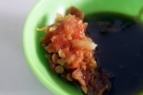 Sambal korek dan petis sebagai pendamping sempurna empal Bu Warno