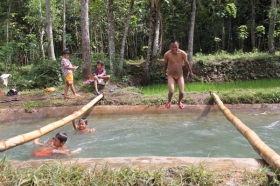 Bocah-bocah menikmati permainan di sungai