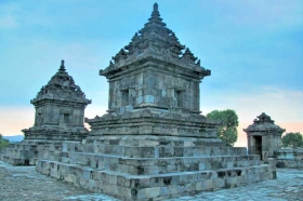 Bangunan di Candi Barong menunjukkan unsur-unsur agama Hindu dan Budha