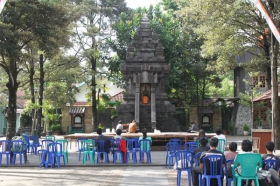 Suasana doa di Candi Ganjuran