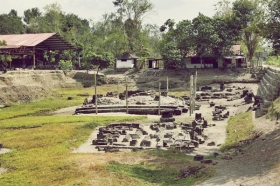 Bangunan candi masih dalam tahap rekonstruksi