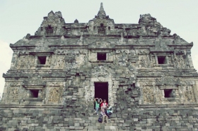 Bangunan candi dipenuhi pahatan berbagai bentuk 