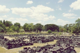 Bagian candi yang sedang direkonstruksi
