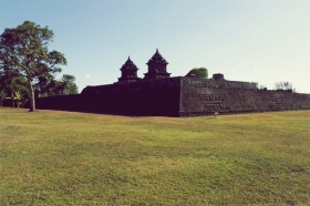 Hamparan rumput di Candi Barong