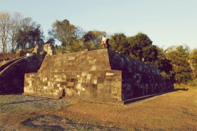 Candi Pembakaran dulunya digunakan sebagai tempat persembahan