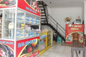Interior sederhana warung salad