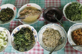 Aneka sayur sebagai pendamping mangut lele