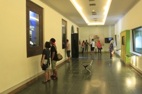 Para Pengunjung Melihat Koleksi Museum di Salah Satu Ruangan Diorama