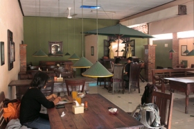 Suasana warung