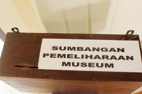 Kotak sumbangan untuk museum