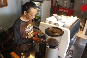 Barista sedang menyiapkan sajian minuman