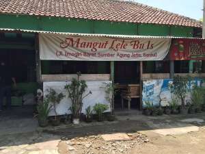 Tampilan luar warung Mangut Lele Bu Is