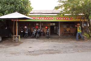 Tempat parkir yang luas. Bisa menampung sampai lima mobil. 