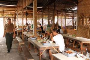 Suasana sarapan di soto tahu Kemasan 