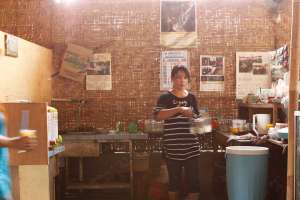Suasana dapur di soto tahu kemasan