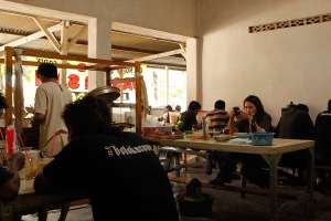 Suasana saat sarapan di soto cak Sodik