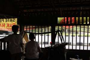 Suasana dapur saat istri pak Nano memasak