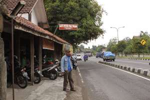 Papan penunjuk warung sate petir Pak Nano 