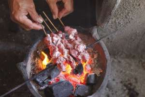 Membakar sate klatak 