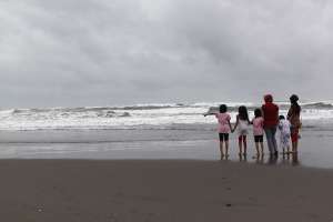 Bersama menikmati ombak pantai Parangtritis
